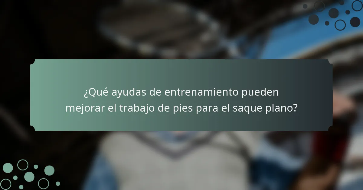 ¿Qué ayudas de entrenamiento pueden mejorar el trabajo de pies para el saque plano?